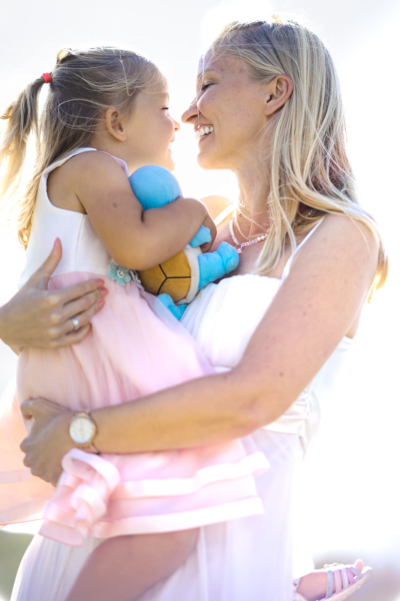 Familienfotograf Helge Peters Mutter mit Tochter lachen